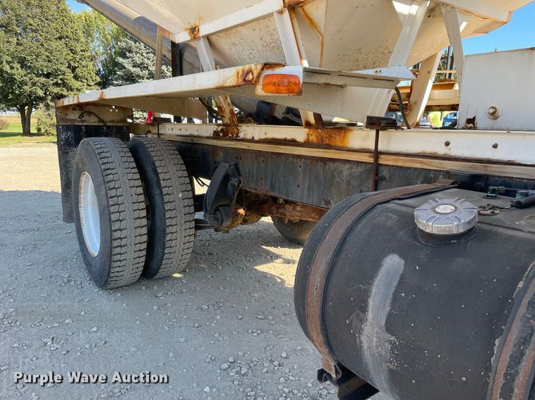 image for item LV9928 1999 Freightliner FL70  feed delivery truck