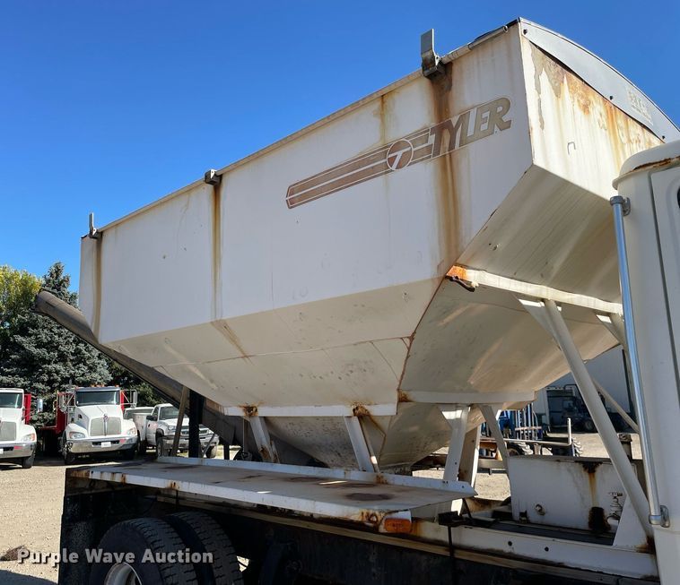 image for item LV9928 1999 Freightliner FL70  feed delivery truck