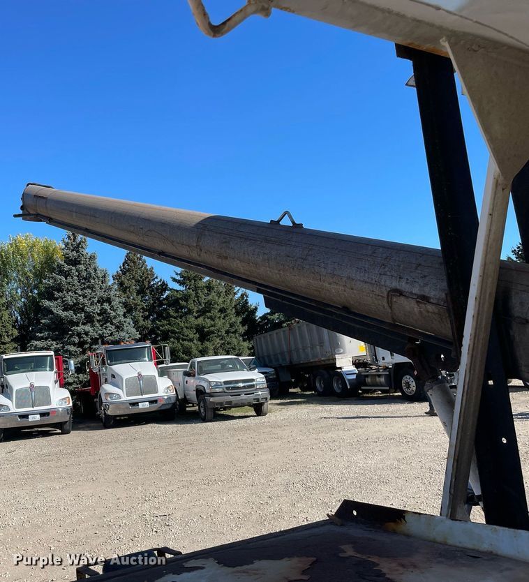 image for item LV9928 1999 Freightliner FL70  feed delivery truck