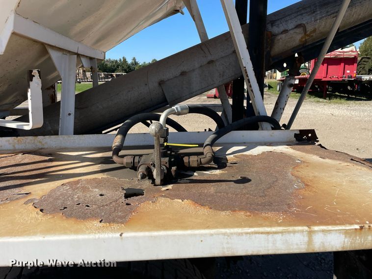 image for item LV9928 1999 Freightliner FL70  feed delivery truck