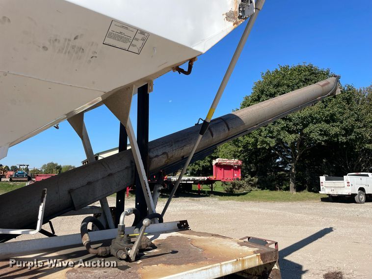 image for item LV9928 1999 Freightliner FL70  feed delivery truck