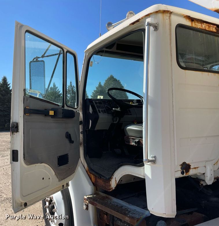 image for item LV9928 1999 Freightliner FL70  feed delivery truck