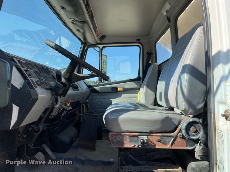 image for item LV9928 1999 Freightliner FL70  feed delivery truck