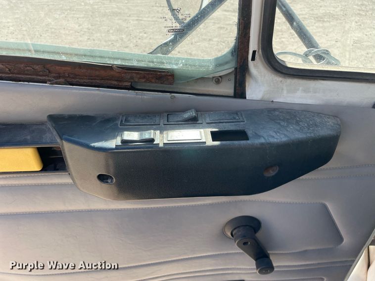 image for item LV9928 1999 Freightliner FL70  feed delivery truck