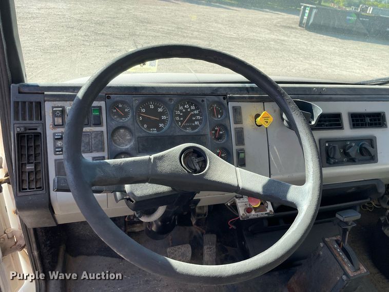 image for item LV9928 1999 Freightliner FL70  feed delivery truck