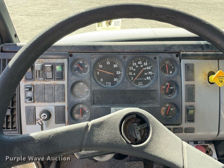 image for item LV9928 1999 Freightliner FL70  feed delivery truck