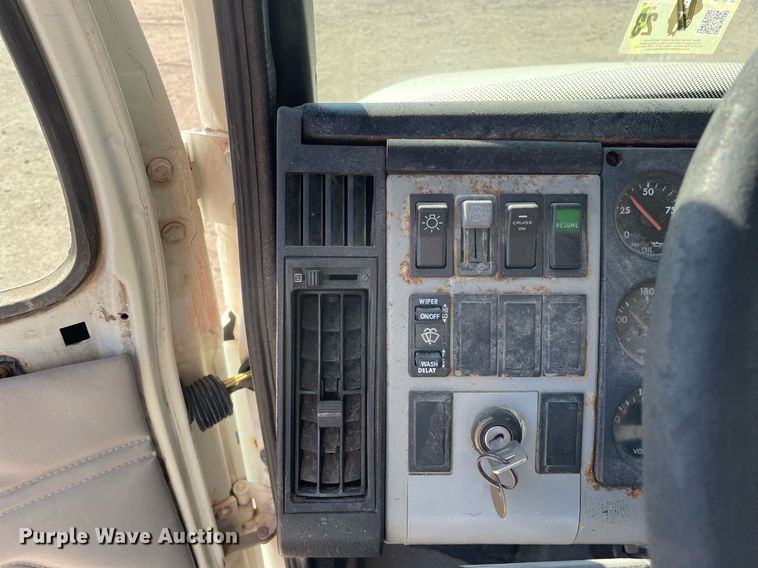 image for item LV9928 1999 Freightliner FL70  feed delivery truck