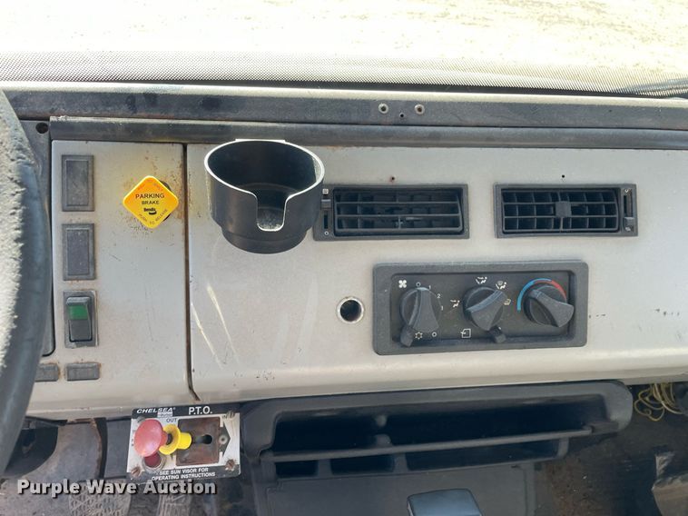 image for item LV9928 1999 Freightliner FL70  feed delivery truck