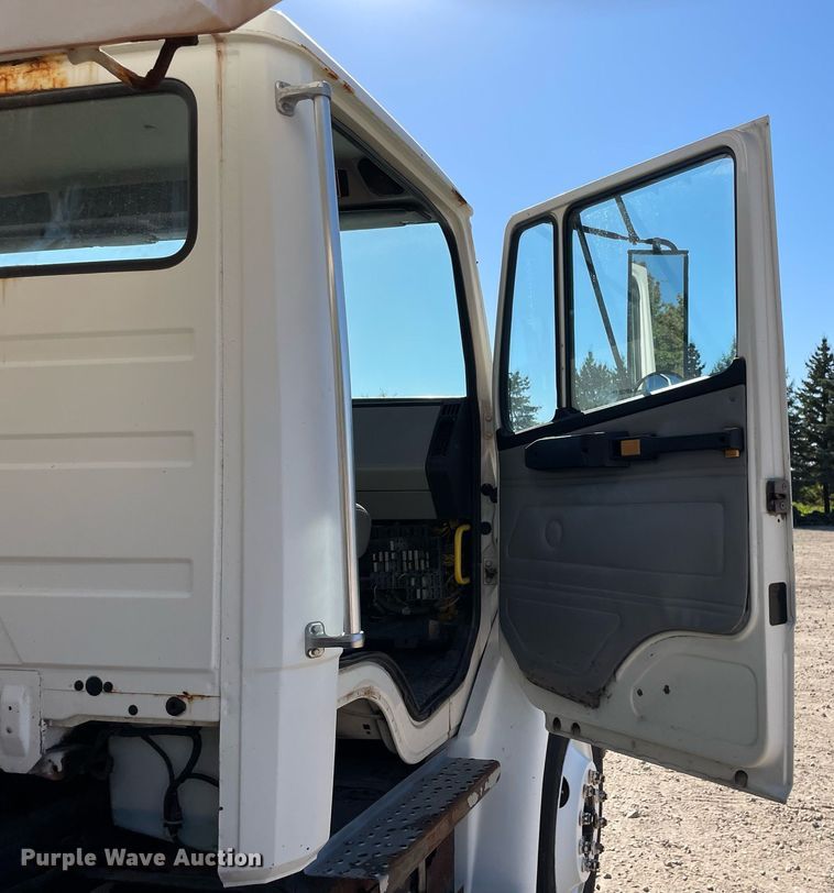 image for item LV9928 1999 Freightliner FL70  feed delivery truck