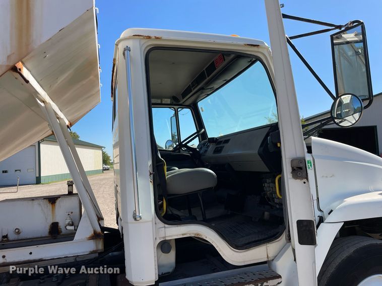 image for item LV9928 1999 Freightliner FL70  feed delivery truck