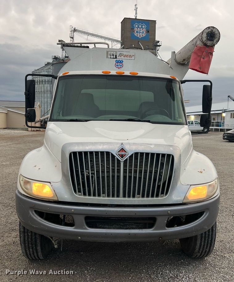 image for item NA9255 2007 International 4400  feed delivery truck