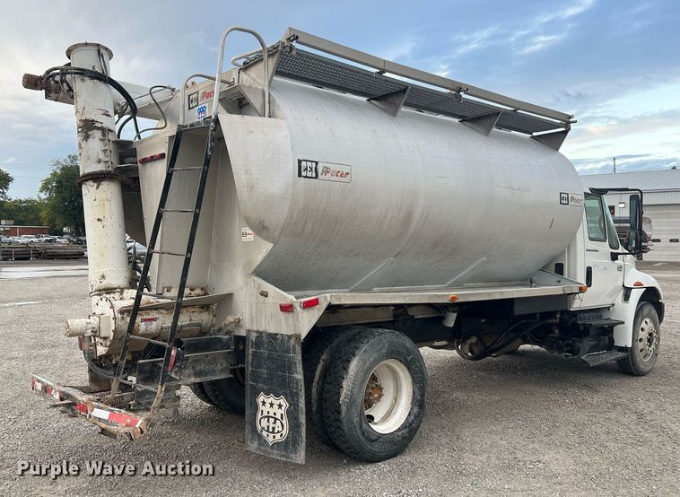 image for item NA9255 2007 International 4400  feed delivery truck