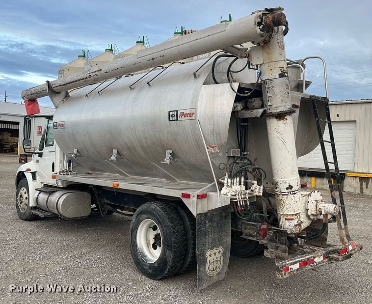 image for item NA9255 2007 International 4400  feed delivery truck