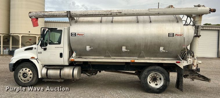 image for item NA9255 2007 International 4400  feed delivery truck