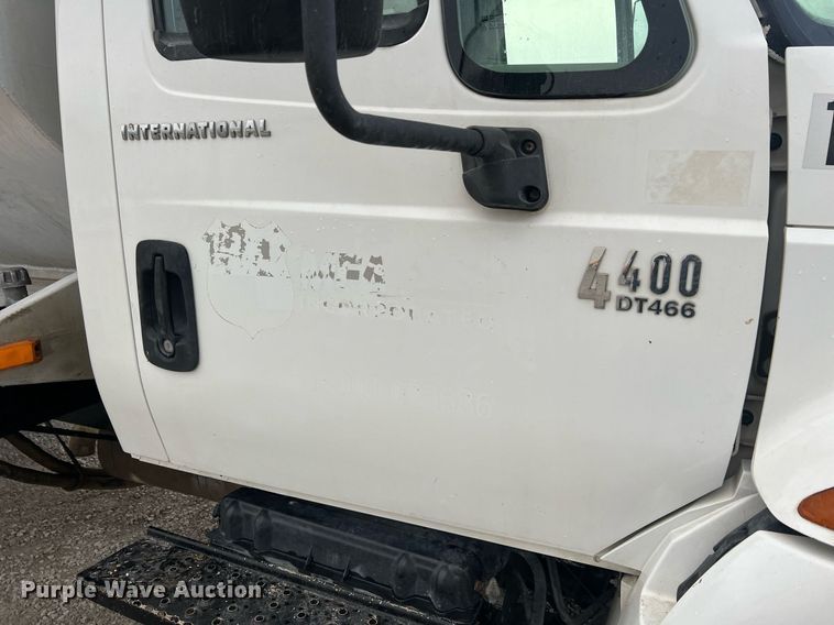 image for item NA9255 2007 International 4400  feed delivery truck