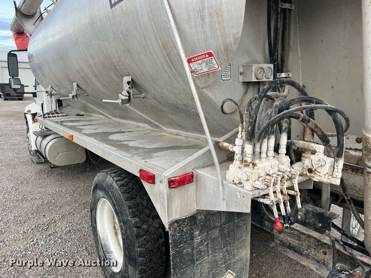 image for item NA9255 2007 International 4400  feed delivery truck