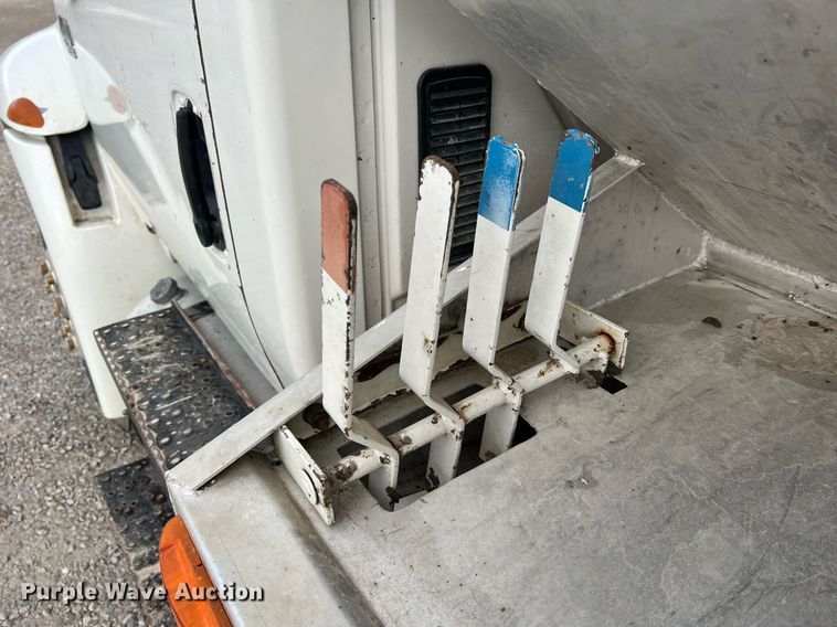 image for item NA9255 2007 International 4400  feed delivery truck