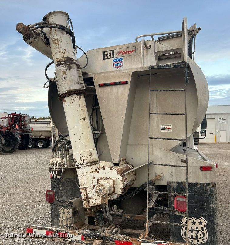 image for item NA9255 2007 International 4400  feed delivery truck