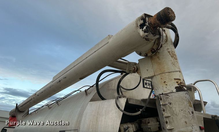 image for item NA9255 2007 International 4400  feed delivery truck