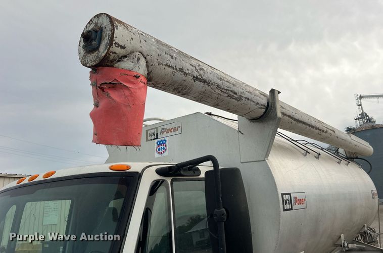 image for item NA9255 2007 International 4400  feed delivery truck