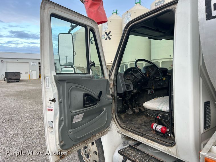 image for item NA9255 2007 International 4400  feed delivery truck