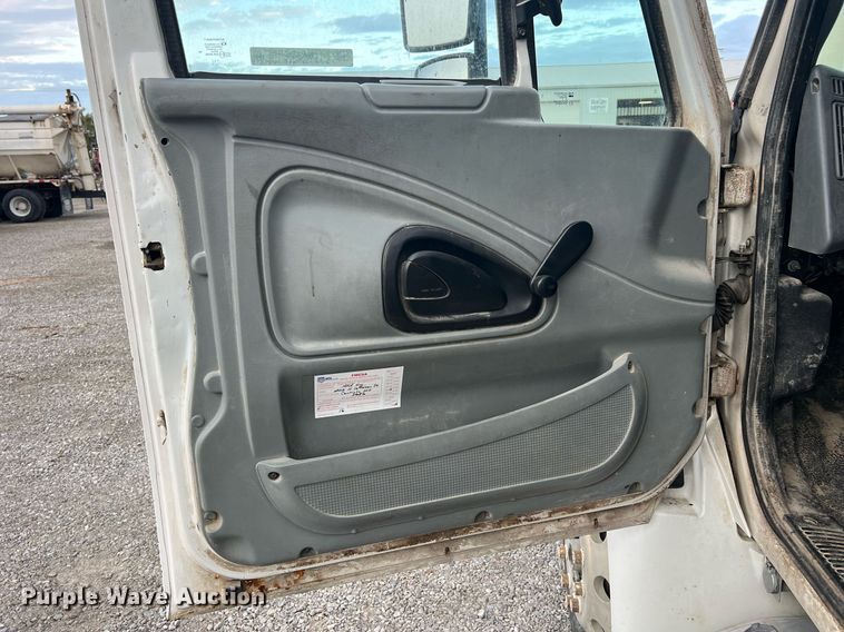 image for item NA9255 2007 International 4400  feed delivery truck