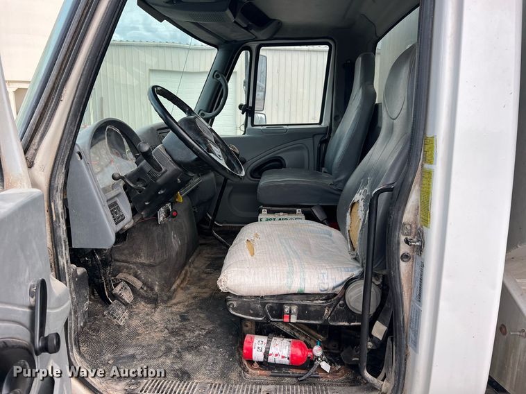 image for item NA9255 2007 International 4400  feed delivery truck