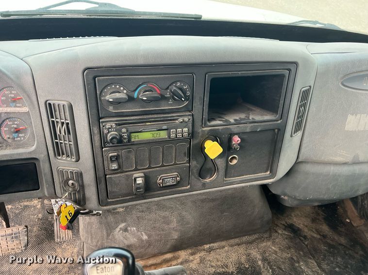 image for item NA9255 2007 International 4400  feed delivery truck