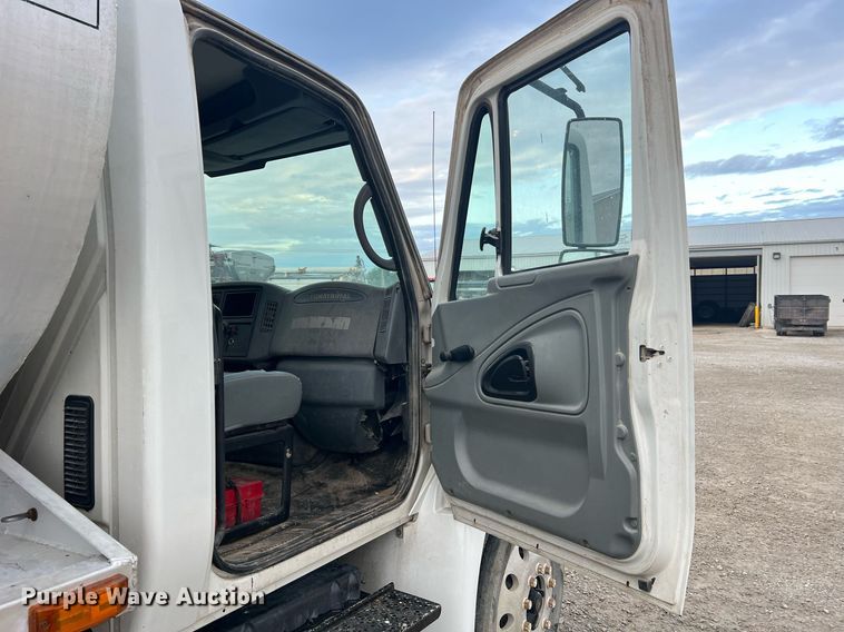 image for item NA9255 2007 International 4400  feed delivery truck