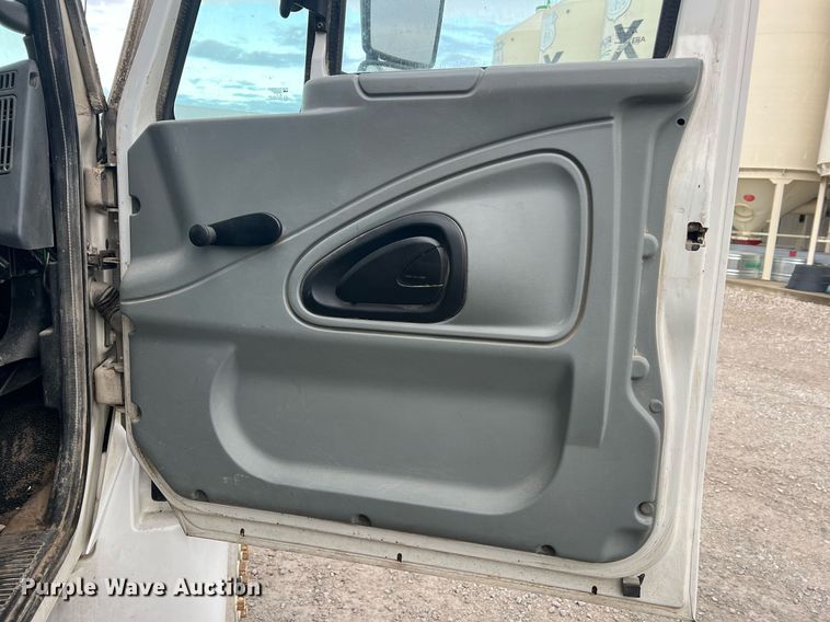 image for item NA9255 2007 International 4400  feed delivery truck