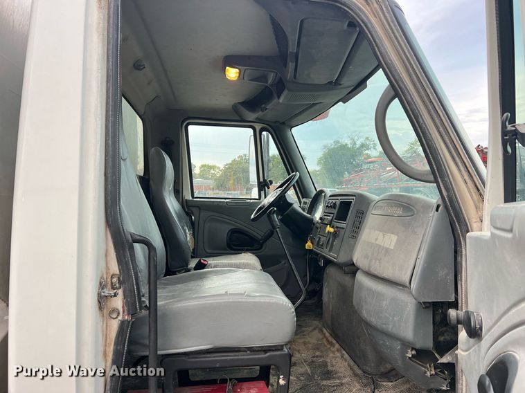 image for item NA9255 2007 International 4400  feed delivery truck