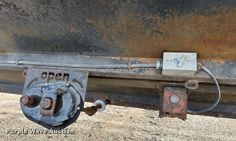 image for item NP9676 2006 Neville Built  grain Trailer