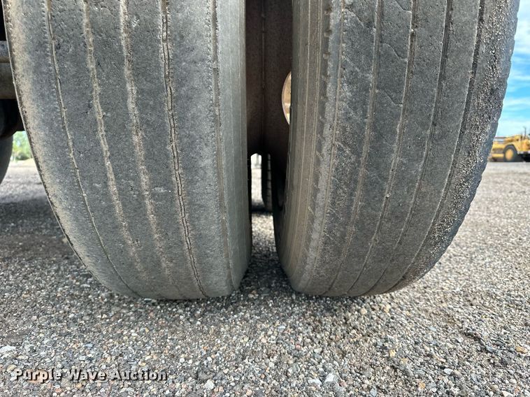 image for item NP9676 2006 Neville Built  grain Trailer