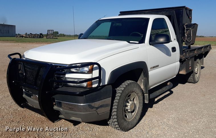 image for item NV9322 2005 Chevrolet Silverado 2500HD  flatbed pickup truck
