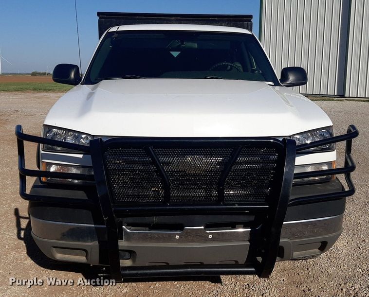 image for item NV9322 2005 Chevrolet Silverado 2500HD  flatbed pickup truck