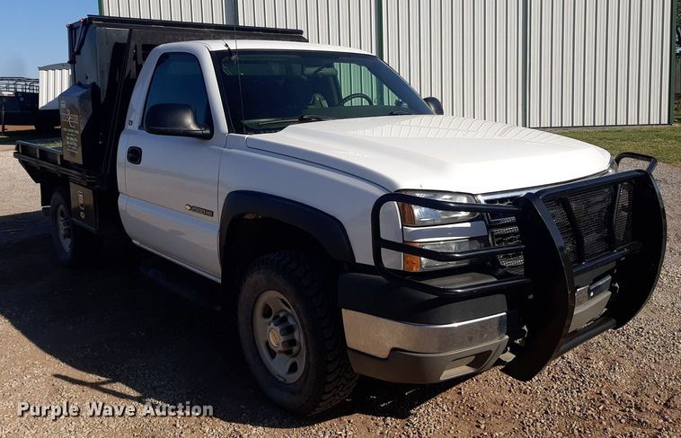 image for item NV9322 2005 Chevrolet Silverado 2500HD  flatbed pickup truck