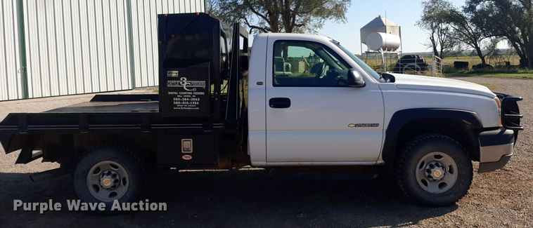 image for item NV9322 2005 Chevrolet Silverado 2500HD  flatbed pickup truck