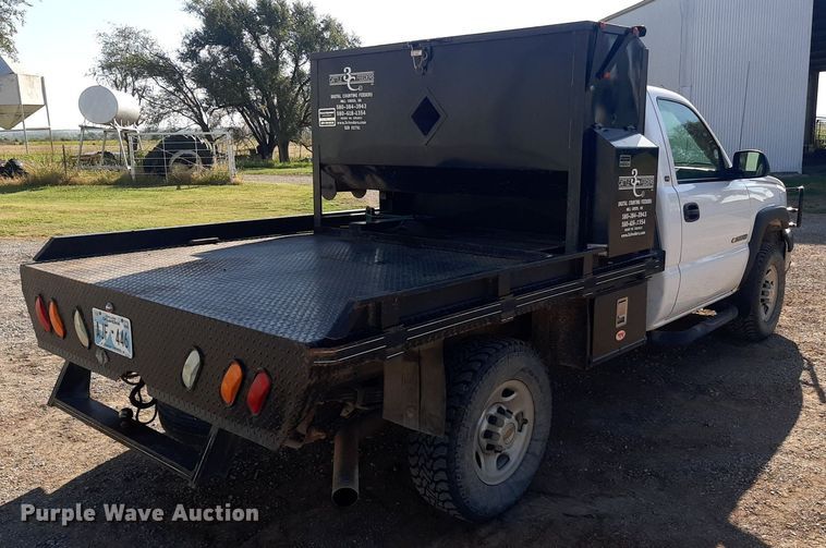 image for item NV9322 2005 Chevrolet Silverado 2500HD  flatbed pickup truck