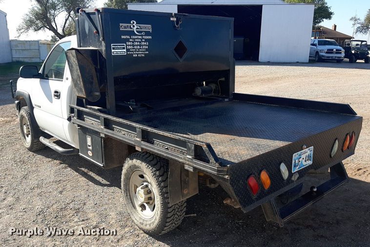 image for item NV9322 2005 Chevrolet Silverado 2500HD  flatbed pickup truck