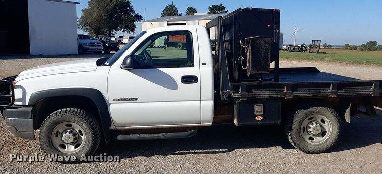 image for item NV9322 2005 Chevrolet Silverado 2500HD  flatbed pickup truck