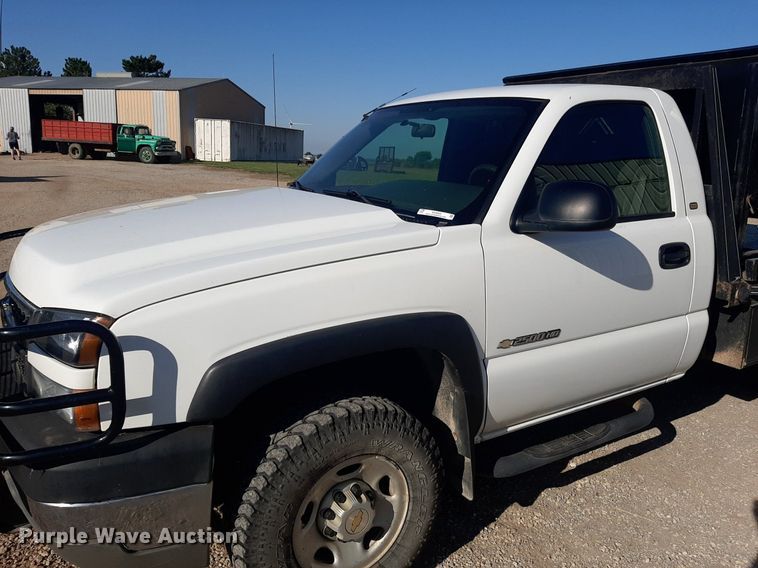 image for item NV9322 2005 Chevrolet Silverado 2500HD  flatbed pickup truck