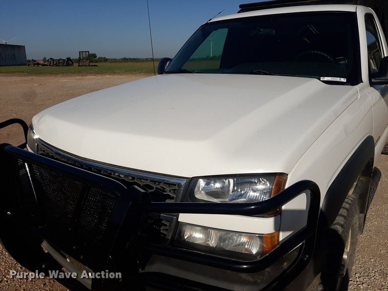 image for item NV9322 2005 Chevrolet Silverado 2500HD  flatbed pickup truck