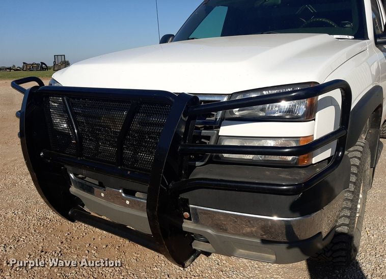 image for item NV9322 2005 Chevrolet Silverado 2500HD  flatbed pickup truck