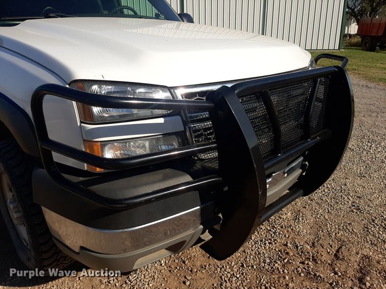 image for item NV9322 2005 Chevrolet Silverado 2500HD  flatbed pickup truck