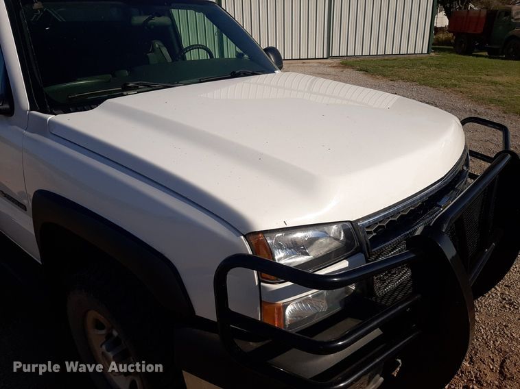 image for item NV9322 2005 Chevrolet Silverado 2500HD  flatbed pickup truck