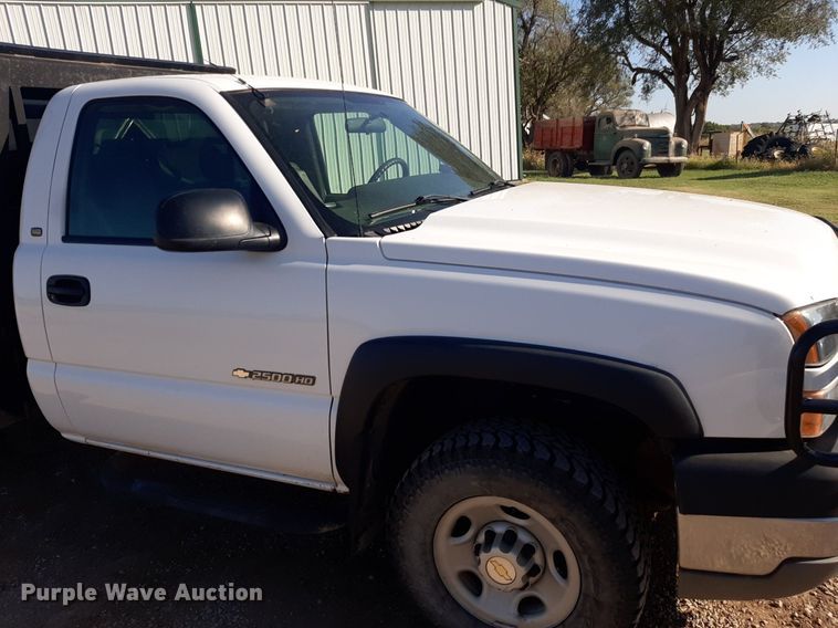 image for item NV9322 2005 Chevrolet Silverado 2500HD  flatbed pickup truck