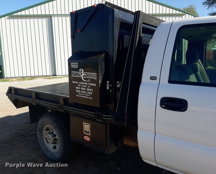 image for item NV9322 2005 Chevrolet Silverado 2500HD  flatbed pickup truck