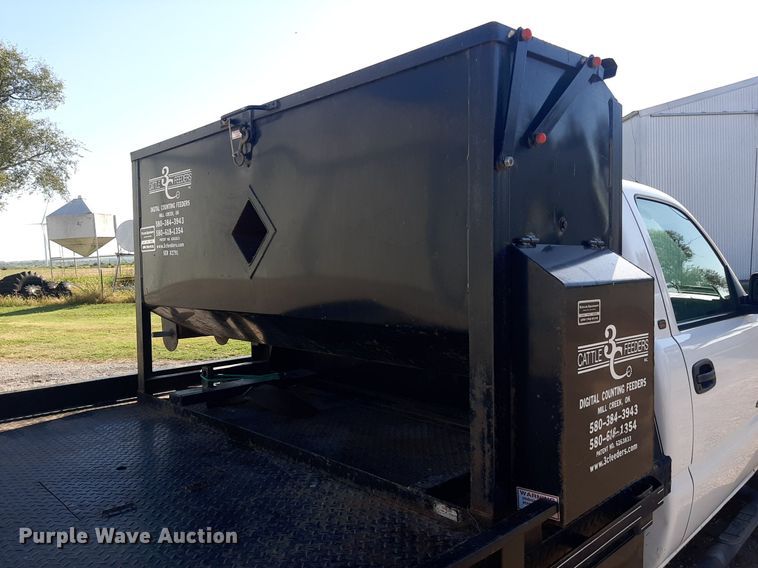 image for item NV9322 2005 Chevrolet Silverado 2500HD  flatbed pickup truck