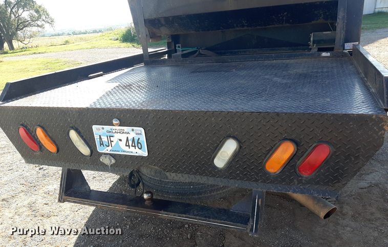 image for item NV9322 2005 Chevrolet Silverado 2500HD  flatbed pickup truck