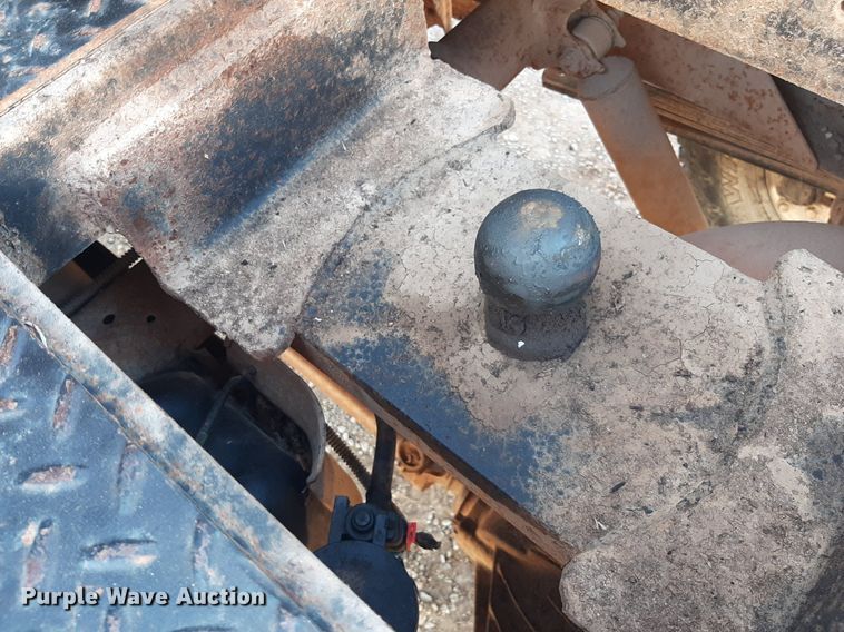 image for item NV9322 2005 Chevrolet Silverado 2500HD  flatbed pickup truck